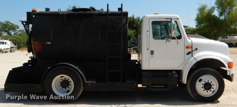 image for item DJ0789 1996 International 4700  seal coat truck