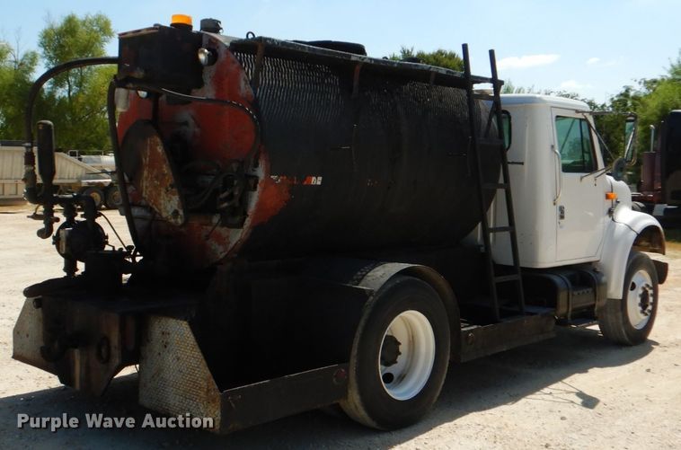 image for item DJ0789 1996 International 4700  seal coat truck