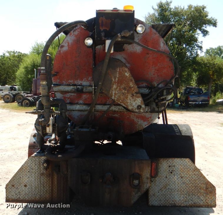 image for item DJ0789 1996 International 4700  seal coat truck