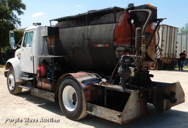 image for item DJ0789 1996 International 4700  seal coat truck
