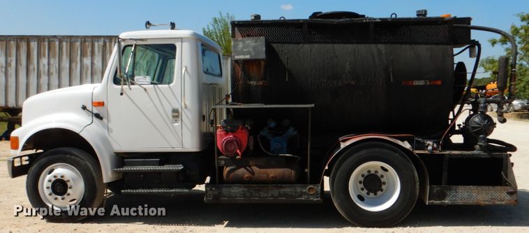image for item DJ0789 1996 International 4700  seal coat truck
