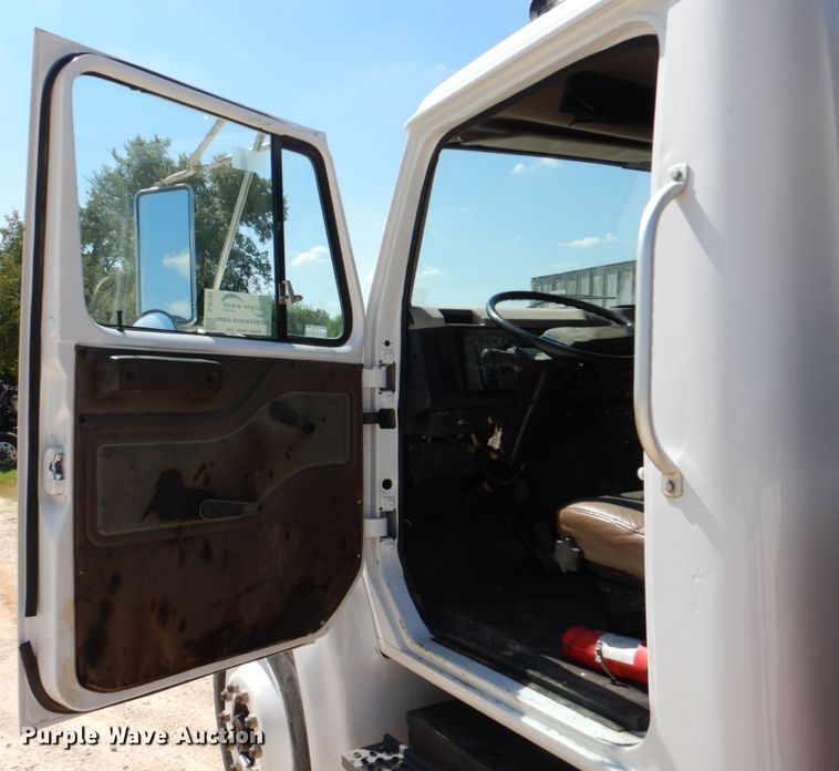 image for item DJ0789 1996 International 4700  seal coat truck