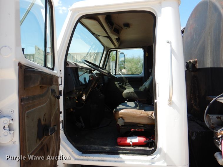 image for item DJ0789 1996 International 4700  seal coat truck