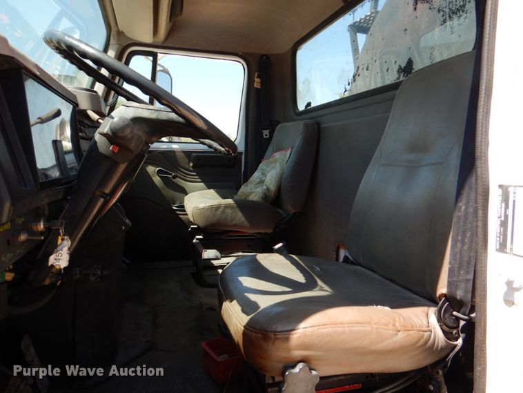 image for item DJ0789 1996 International 4700  seal coat truck