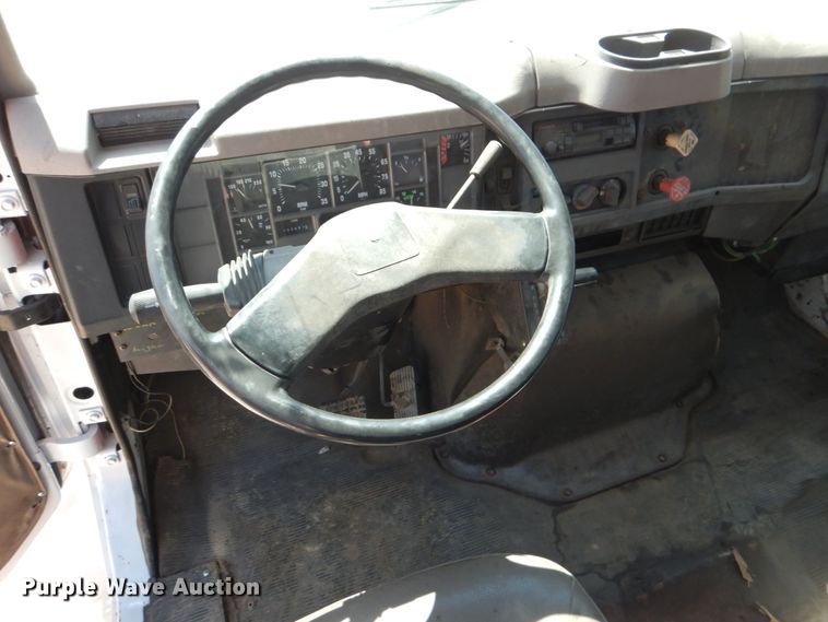 image for item DJ0789 1996 International 4700  seal coat truck