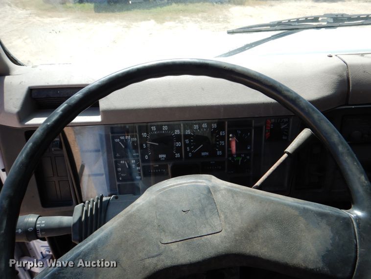 image for item DJ0789 1996 International 4700  seal coat truck