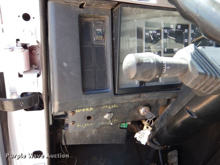 image for item DJ0789 1996 International 4700  seal coat truck