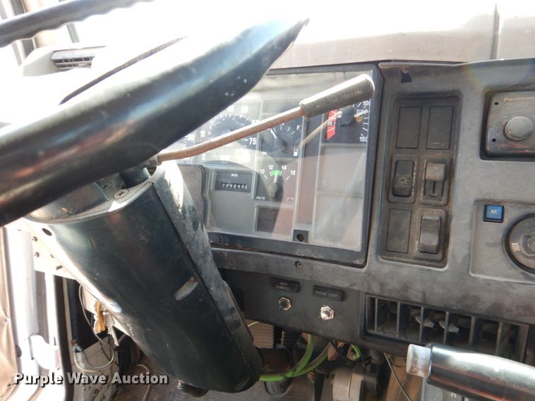 image for item DJ0789 1996 International 4700  seal coat truck