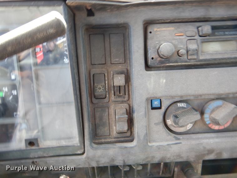 image for item DJ0789 1996 International 4700  seal coat truck