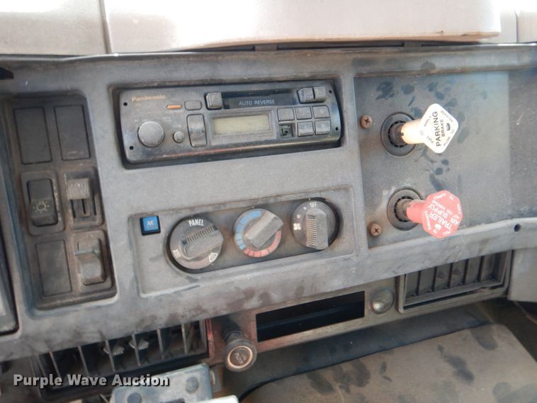 image for item DJ0789 1996 International 4700  seal coat truck