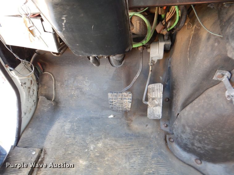 image for item DJ0789 1996 International 4700  seal coat truck