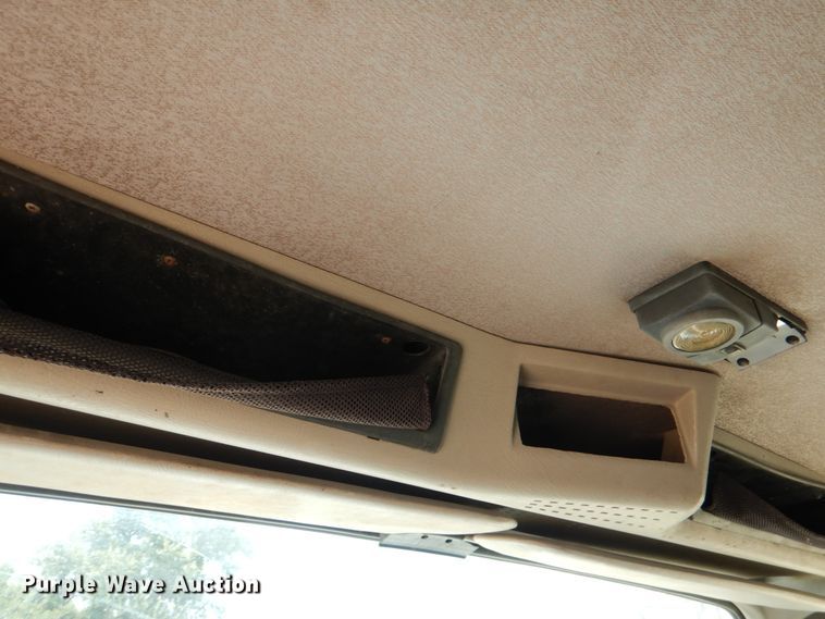 image for item DJ0789 1996 International 4700  seal coat truck