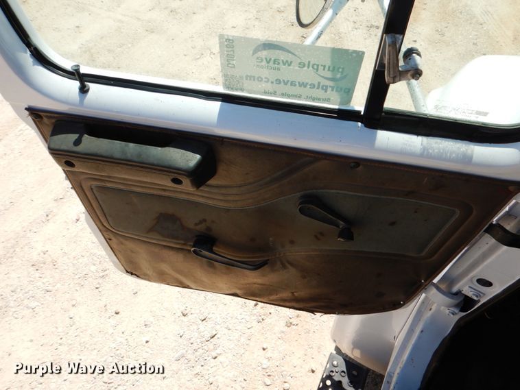 image for item DJ0789 1996 International 4700  seal coat truck