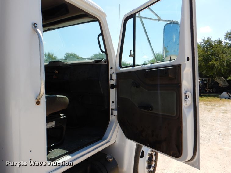 image for item DJ0789 1996 International 4700  seal coat truck