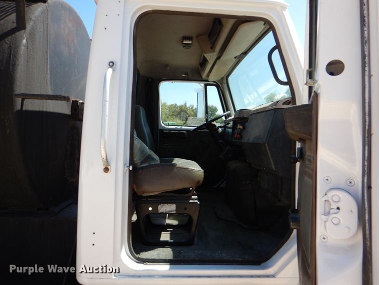 image for item DJ0789 1996 International 4700  seal coat truck