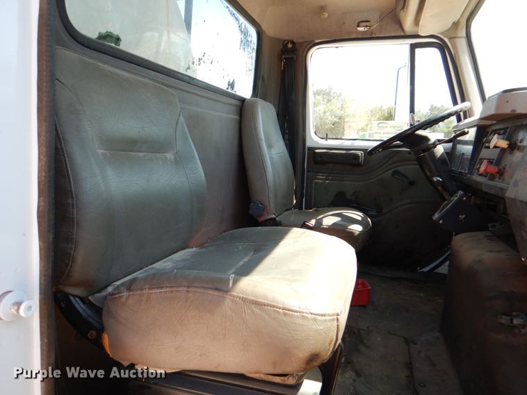 image for item DJ0789 1996 International 4700  seal coat truck