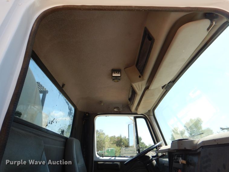 image for item DJ0789 1996 International 4700  seal coat truck