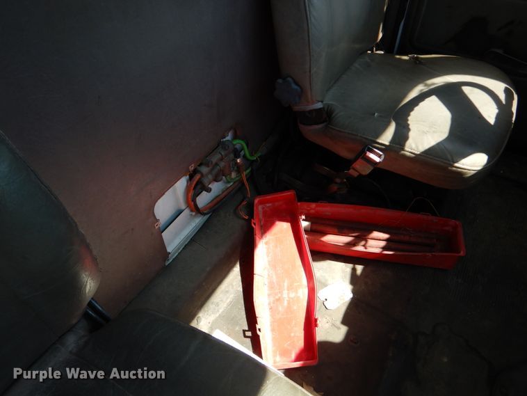 image for item DJ0789 1996 International 4700  seal coat truck