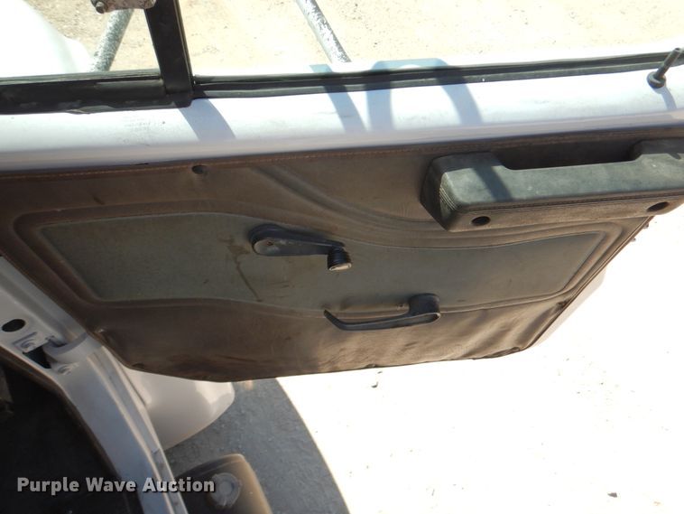 image for item DJ0789 1996 International 4700  seal coat truck