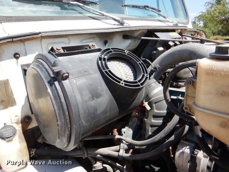 image for item DJ0789 1996 International 4700  seal coat truck