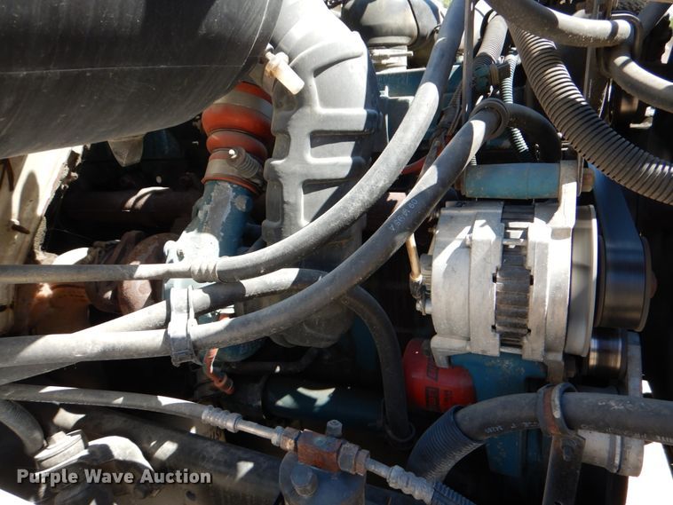 image for item DJ0789 1996 International 4700  seal coat truck