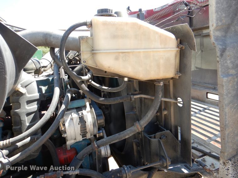 image for item DJ0789 1996 International 4700  seal coat truck