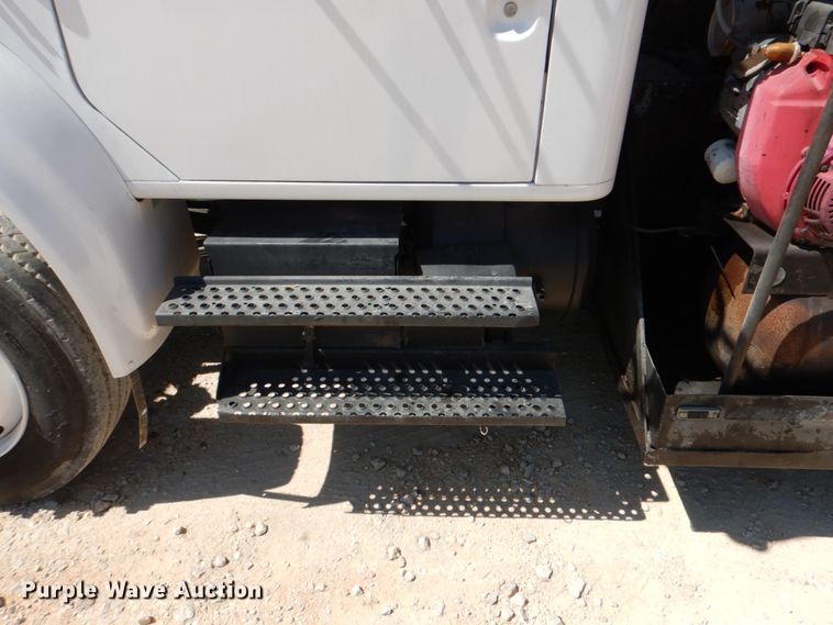 image for item DJ0789 1996 International 4700  seal coat truck