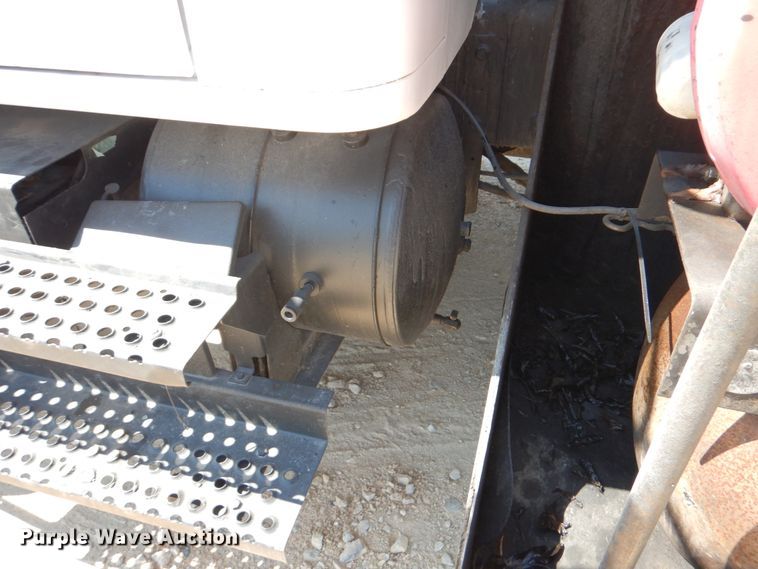 image for item DJ0789 1996 International 4700  seal coat truck