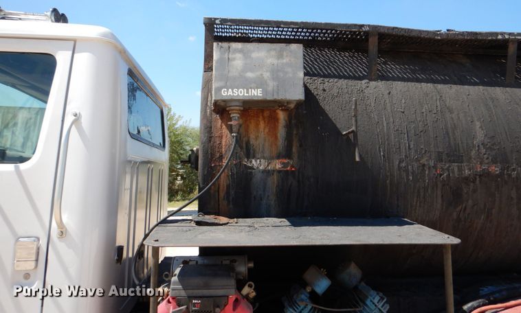 image for item DJ0789 1996 International 4700  seal coat truck