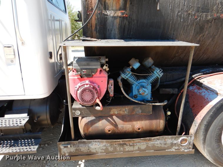 image for item DJ0789 1996 International 4700  seal coat truck