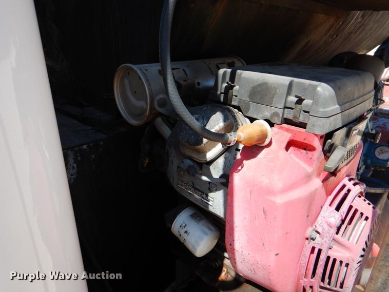 image for item DJ0789 1996 International 4700  seal coat truck