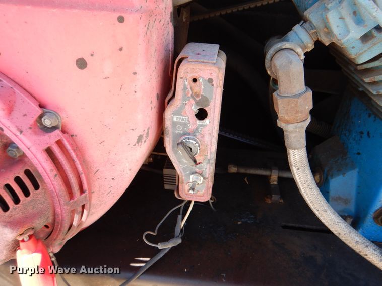 image for item DJ0789 1996 International 4700  seal coat truck