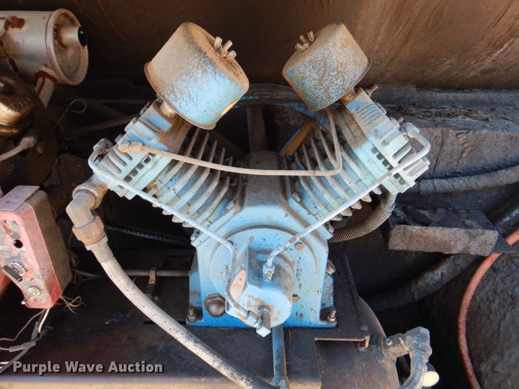 image for item DJ0789 1996 International 4700  seal coat truck