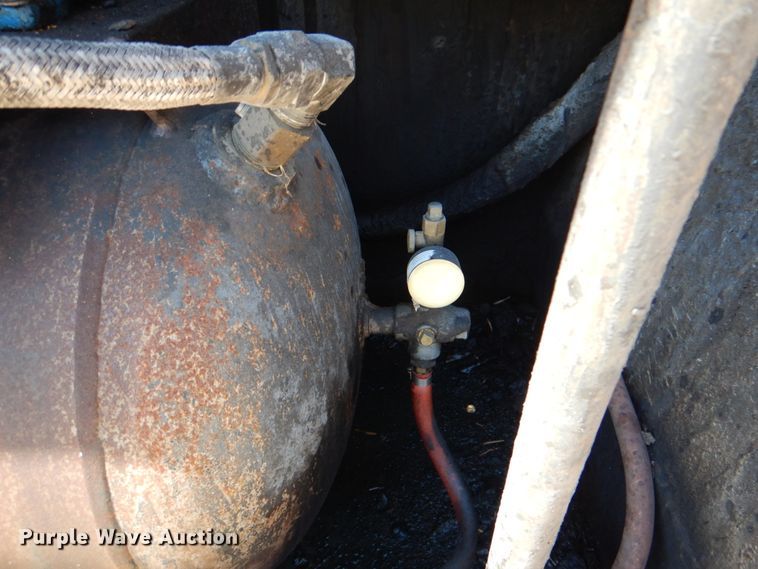 image for item DJ0789 1996 International 4700  seal coat truck