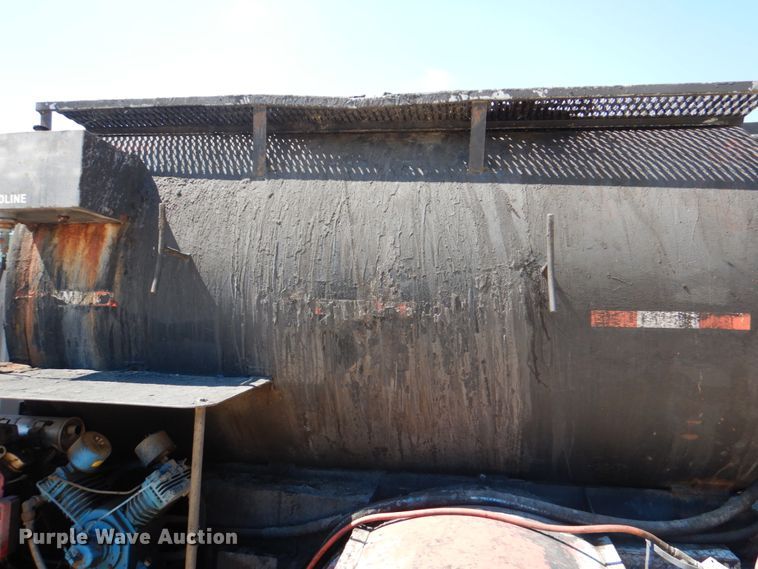 image for item DJ0789 1996 International 4700  seal coat truck