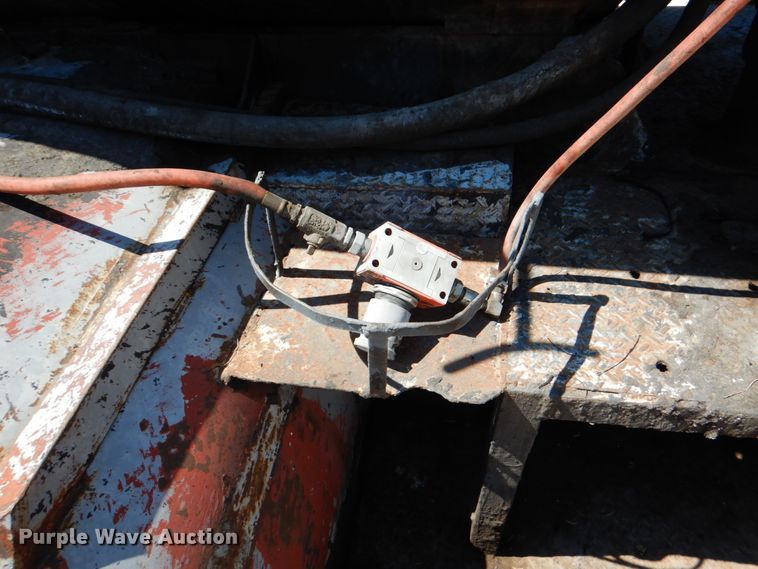 image for item DJ0789 1996 International 4700  seal coat truck