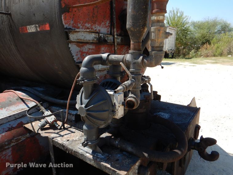 image for item DJ0789 1996 International 4700  seal coat truck