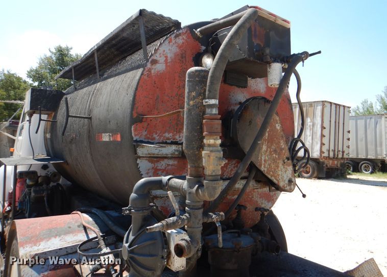 image for item DJ0789 1996 International 4700  seal coat truck