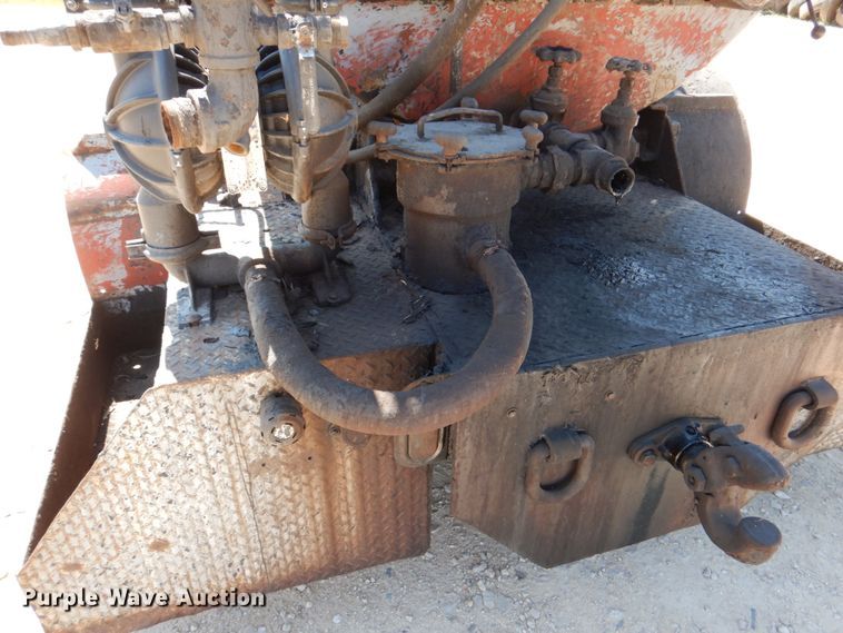 image for item DJ0789 1996 International 4700  seal coat truck