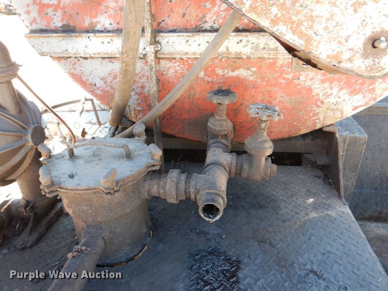 image for item DJ0789 1996 International 4700  seal coat truck