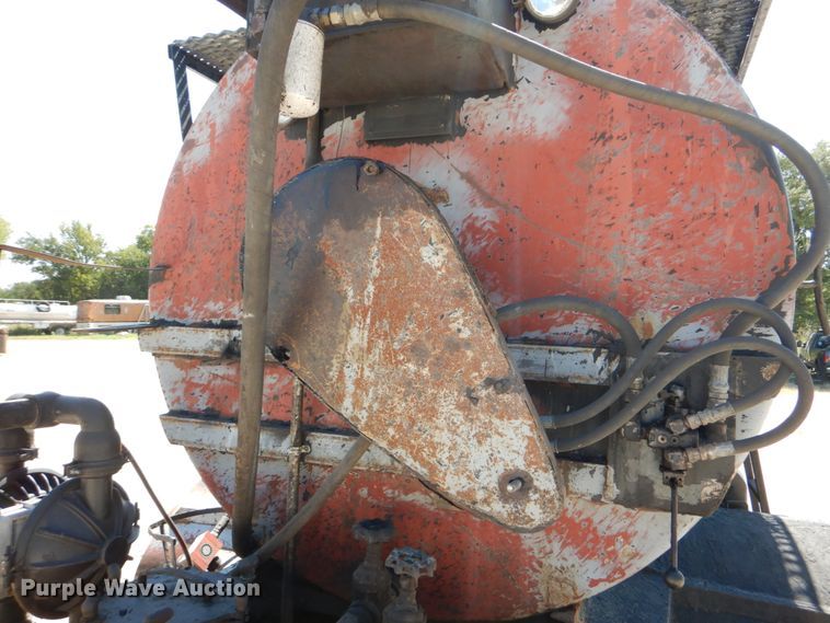 image for item DJ0789 1996 International 4700  seal coat truck