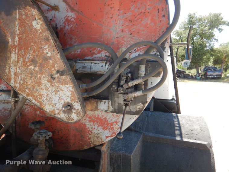 image for item DJ0789 1996 International 4700  seal coat truck