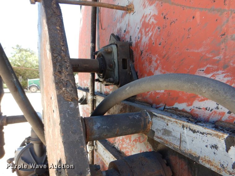 image for item DJ0789 1996 International 4700  seal coat truck