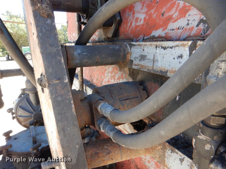 image for item DJ0789 1996 International 4700  seal coat truck