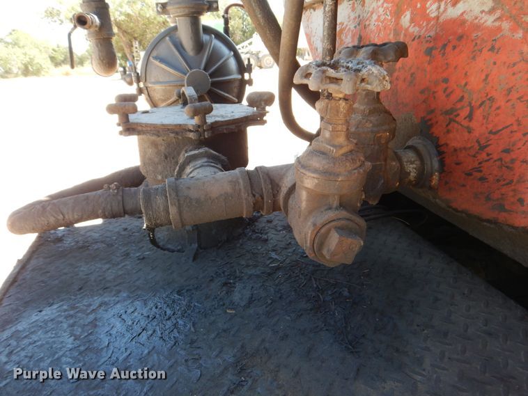 image for item DJ0789 1996 International 4700  seal coat truck