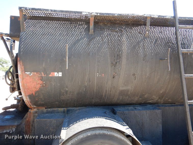 image for item DJ0789 1996 International 4700  seal coat truck