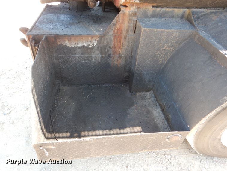 image for item DJ0789 1996 International 4700  seal coat truck