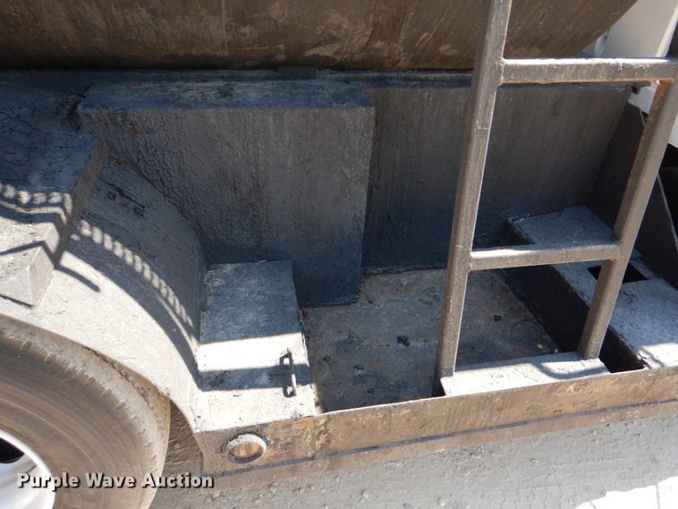 image for item DJ0789 1996 International 4700  seal coat truck