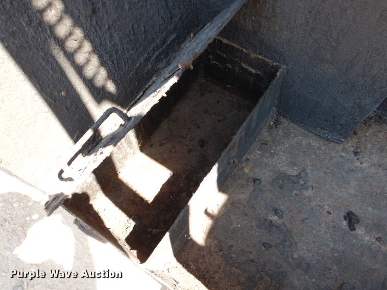 image for item DJ0789 1996 International 4700  seal coat truck