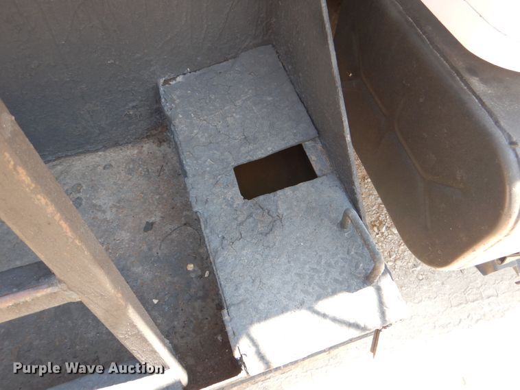 image for item DJ0789 1996 International 4700  seal coat truck